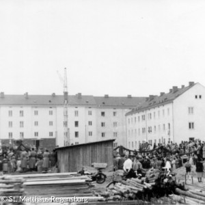 Die Gemeinde bei der Grundsteinlegung