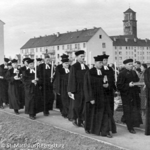 Der Zug zur fertigen Kirche