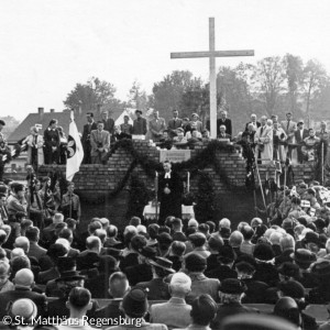 Die Gemeinde bei der Grundsteinlegung