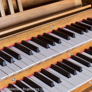 Der Spieltisch der Orgel